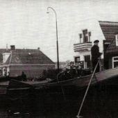 uit fotoarchief van Hilbrand de Vries - Wouter Pietersma boomt zijn skûtsje door de Drachtstervaart vlak voor de demping in 1963