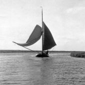ingezonden door H. van Kampen - Het skûtsje van Jan Verhoeff varende op het Tjeukemeer