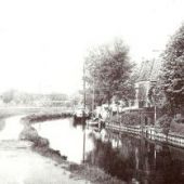 afkomstig uit 'Wommels by âld' - De Trekdyk vanaf de brug in Wommels. In de Boalserter Feart het turfschip, 1917