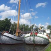 ingezonden door Derck Steenstra - De 'Vrouwe Johanna' (rechts) liggend naast haar zusterschip 'De Maze' [L 944 N], 2010