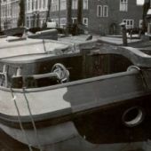 ingezonden door Hiltje Roosingh-de Jong - 'De Twee Gebroeders' als woonschip aan de Emmakade NN bij de kruising met de Margaretha de Heerstraat in Leeuwarden, 1965