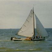 afkomstig van www.aldfaerserfbitgum.nl - Nico Hoek met het skûtsje op het IJsselmeer