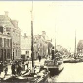 ingezonden door Sietse Jan de Vries - Vrachtboot met pake Jan Sietzes de Vries, de 'Drie Gebroeders', begin 1900 aan het Breedpad te Heerenveen