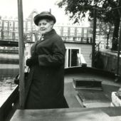 ingezonden door Pieter Jansma - Lutgerdina Smeltekop op haar skûtsje 'De Hoop' in Amsterdam, 1968