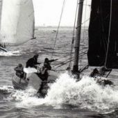 afkomstig uit fotoarchief van Douwe Adema - De 'Hoop op Zegen' batst in de golven bij Makkum in een omstreden wedstrijd, 1983