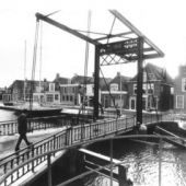 afkomstig uit Fries fotoarchief - Naast de Vallaatsbrug, in Makkum, lag ZW ervan aan het Vallaat het skûtsje 'De Hoop' van Strikwerda die daar destijds een ligplaats had, 1981