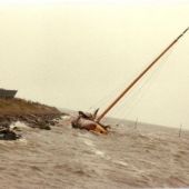 afkomstig uit fotoarchief van Aant Elzinga - De 'Nooit Volmaakt' strand op de keien van de werkhaven Oude Zeug, 1983