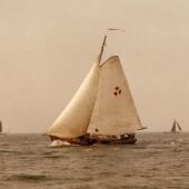 afkomstig uit fotoarchief Simon van der Meulen - Hein Kocken en schipper Jepma kregen drie rode pomplblêden als zeilteken, refererend naar de sponsor Friese Vlag