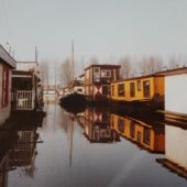 ingezonden door Gerda de Bruijn - Als woonschip 'De Kukel' op haar ligplaats aan het IJsbaanpad te Amsterdam, 1983