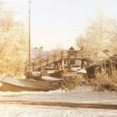 afkomstig uit '150 jaar watersport in Langweer' - Winters plaatje waarop het skûtsje van Hartstra is te zien en de oude loods bij het Kippenbruggetje in Langweer