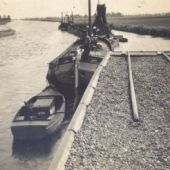 ingezonden door Sietske van der Veen - Onderweg naar Groningen Atze Johannes Reidinga en de motorboot van zoon Sietse Reidinga, 1938