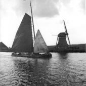 ingezonden door Sjoerd Hobma - Met geladen schip was dat wel zo prettig varen met een kleine fok, ze kwamen hier namelijk net van de Fluessen. Het skûtsje van Hobma geladen in de Yntemavaart, 1946