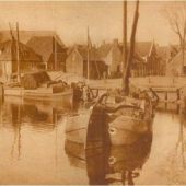 ingezonden door Pieter Jansma - De 'Nieuwe Zorg'(?) rond 1934 in de haven van Anjum. Aanbakboord staat een klein meisje te zwaaien
