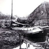 ingezonden door Frits J. Jansen - Het turfschip van Pieter Bies in de Dorpsvaart te Garijp