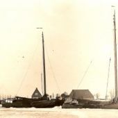 ingezonden door Frits J. Jansen - Het achterste schip is de 'Hoop op Welvaart' liggend in het ijs bij Wartena, 1929