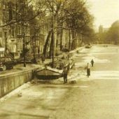 ingezonden door B. Pietersma  (afk. uit fotoarchief Guido Ganzeman) - IJspret om het skûtsje in de Prinsengracht van Amsterdam, 1956