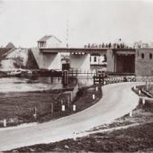 afkomstig van Fries Scheepvaartmuseum - Gezicht op de brug bij Spannenburg. Links is het skûtsje van Nanne Verhoef te zien, 1960