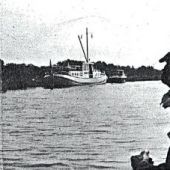 ingezonden door Sake Veenstra - Het tot vier meter verkleinde schip als pleziervaartuig 'Pieta Arina' in De Lits bij Eastermar. Rechts Rommert van der Meer (1895-1983)