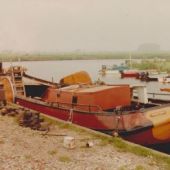 ingezonden door Sipke Jager - Op de oude dwarshelling van Bûtenstfallaat wordt het schip verbouwd, 1980
