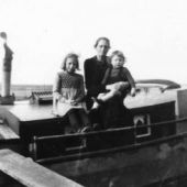 ingezonden door Gré Sijpersma-Dijkstra - Yfke Herkes Raukema met haar dochter Gré en zoon Gerben kort na het overlijden van Jentje Dijkstra in 1950