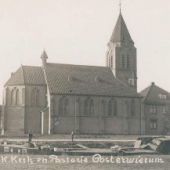 afkomstig van www.dorpsarchieven.nl - RK-kerk van Oosterwierum met op de voorgrond het vrachtschip van Frittie Hoekstra