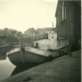 ingezonden door Jaap Bakker - Het woonschip 'Tillvaron' afgemeerd in de Eebuurt van Leeuwarden, 1955