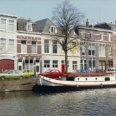 ingezonden door Jaap Bakker - Het door Albert Zwerver omgebouwde recreatieschip 'De Vereniging' in de Nieuwe Gracht te Haarlem, 1991