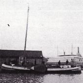 afkomstig uit de Waterkampioen nr. 12, 1978 - Zo lag de 'Ziet Op U Zelven' in 1951 in Sneek, als vrachtvaarder met en laadvermogen van ruim 31 ton.