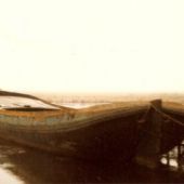 afkomstig uit fotoarchief Simon van der Meulen - Het boeisel is weer hersteld waardoor de zeeg van het schip mooi te zien is, 1980