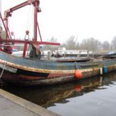 ingezonden door Pieter Jansma - Het casco in de Jachthaven Pieter Bouwe te Gaastmeer. De 'Lytse Lies' is nog net te zien, 2009
