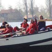 afkomstig van www.skutsjegerritdevries.nl - Aan het helmhout schipper Johannes de Vries