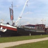 afkomstig van www.skutsjegerritdevries.nl - Al jaren naast het trouwe volgschip Ms. Helena