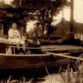 afkomsting van de Beeldbank van Tresoar - De ‘Nieuwe Zorg’ uit Oudega (H.O.N.) ligt aan de wal. Lubbert van der Bosch (1888 - 1958) was de eigenaar van het schip. Aan dek zitten Renskje en vrouw Van der Bosch