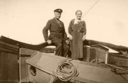Jelle en Ytsje Engelsma op hun schip 'Nieuwe Zorg', 21 ton groot, te Deersum