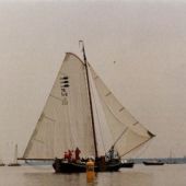 Jan Bakker met zijn 'Hollandse Nieuwe' op het Gooimeer