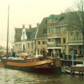 afkomstig van www.kleinebotenclubutrecht.nl - De 'Vier Gebroeders' vertrekt met het opdrukkertje 'Antje' uit Lemmer, 1983