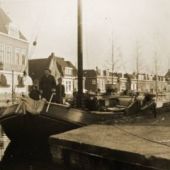 ingezonden door Geele Witteveen jr. - 'De Hoop' liggend in Leeuwarden aan het Zuidvliet bij Machinefabriek Friesland, tegenover Noordvliet nr. 351, 1954
