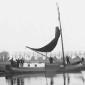 afkomstig uit Noordelijk Scheepvaartmuseum - George Martens, Jan Wiegers, ?, ? en Geert Hoogeveen tijdens de 1ste reis op het Eemskanaal ter hoogte van de Oosterhoogebrug. De 'Alida'  voert aan de oude mast een Drents tuig, 1931