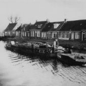 afkomstig van kustvaartforum - Op 10 november 1966 passeert schipper J. Sijtema uit Warga het dorpje Birdaard, hij is met zijn schip Fryslân met een volle last bieten onderweg van nieuwe Bildtdijk naar Groningen