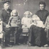 ingezonden door Dirkje Weisz-Nauta - Auke Feenstra en Antje Feenstra-Lageveen met hun kinderen in 1918