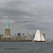 Zeer bijzonder. De 'Wylde Wytse' zeilt voorbij de 93 m hoge Statue of Liberty, 2009