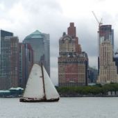 Het skûtsje uit 1906 met de skyline van New York uit 2009