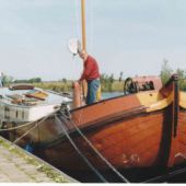 Sjaak Anders haalt zijn schip op vanaf de Midstrjitte in Woudsend, 2004