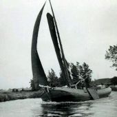 gemaakt door Atze Reidinga - De 'Twee Gebroeders' met schipper Aldert Hoekstra te Earnewâld, tegenover het 'Philpshuisje', 1958