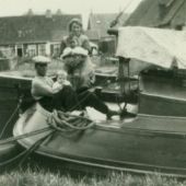 afkomstig uit MCL - Douwe Visser en zijn vrouw Tjitske Salverda op hun skûtsje 'Nieuwe Zorg' met zonen Albert en Taeke, 1931