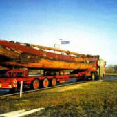 Afkomstig uit historisch document St. Skûtsjes Doniawerstal - Het skûtsje werd vervoerd door Veenstra Transport voor een grote opknapbeurt, 1997