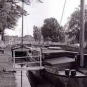 Afkomstig uit historisch document St. Skûtsjes Doniawerstal - Na de periode van vracht belandde de 'Janke' als woonschip langs de Oostergrachtswal in Leeuwarden, 1967