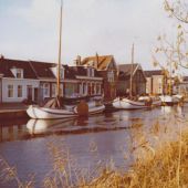 ingezonden door Jan Prins - Een deel van de Herenwal in Heerenveen. Voor de wal liggen drie schepen van de familie Hamstra, ze kwamen daar jarenlang overwinteren, 1969