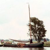 Verbouwd tot recreatieschip hier liggend in de Tynje bij Grou, 1964