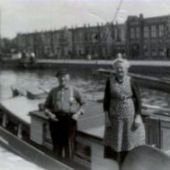 ingezonden door Luite Berkenbosch - Foppe de Jong en zijn vrouw op het woonschip aan de Emmakade Noord (t.h.v. nr. 43) in Leeuwarden